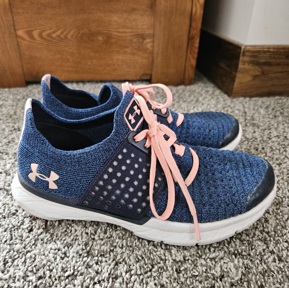 Girls Under Armour tennis shoes Size 3.5
